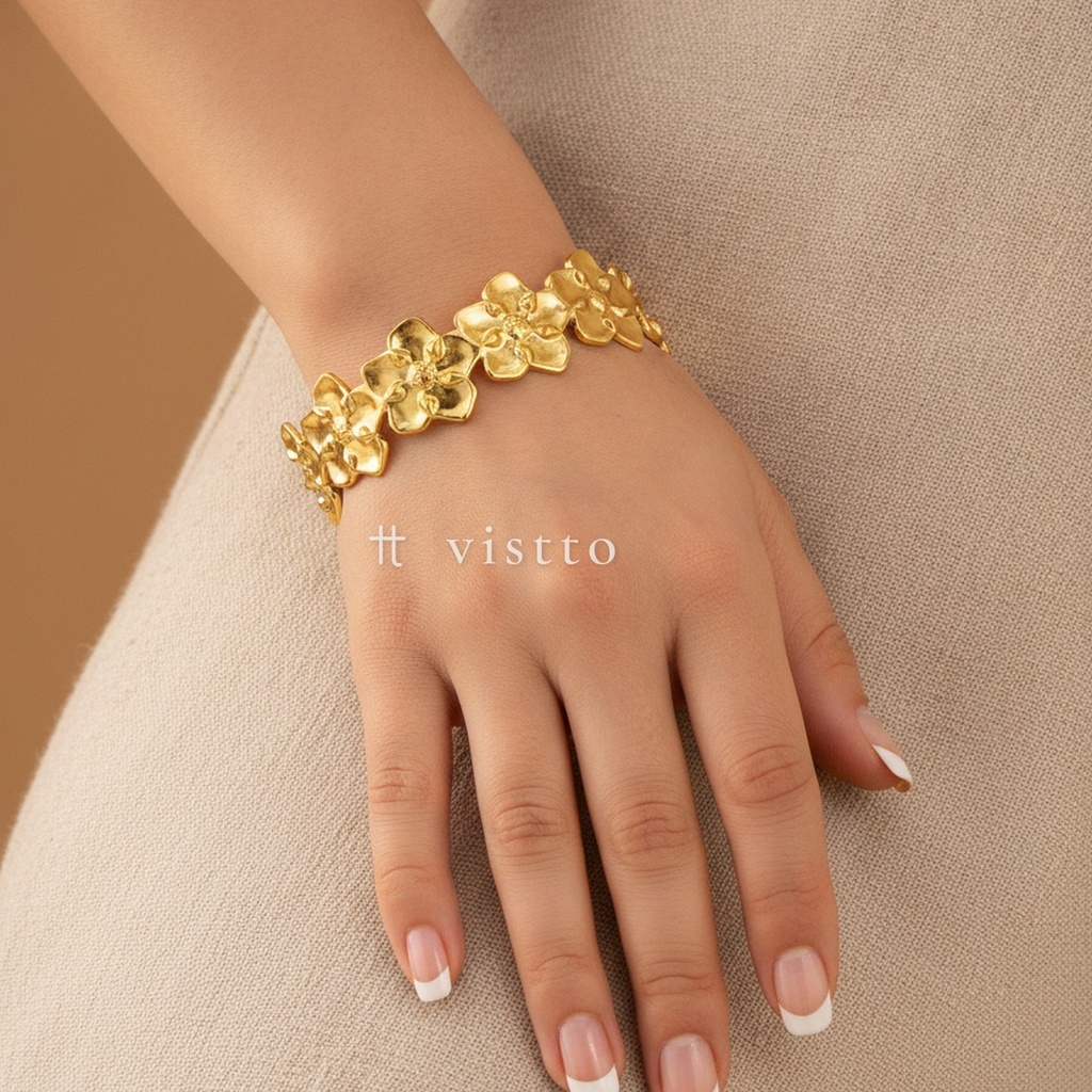 Pulsera dorada ancha y abierta, diseño de brazalete con hilera de flores de cinco pétalos, textura martillada y acabado brillante