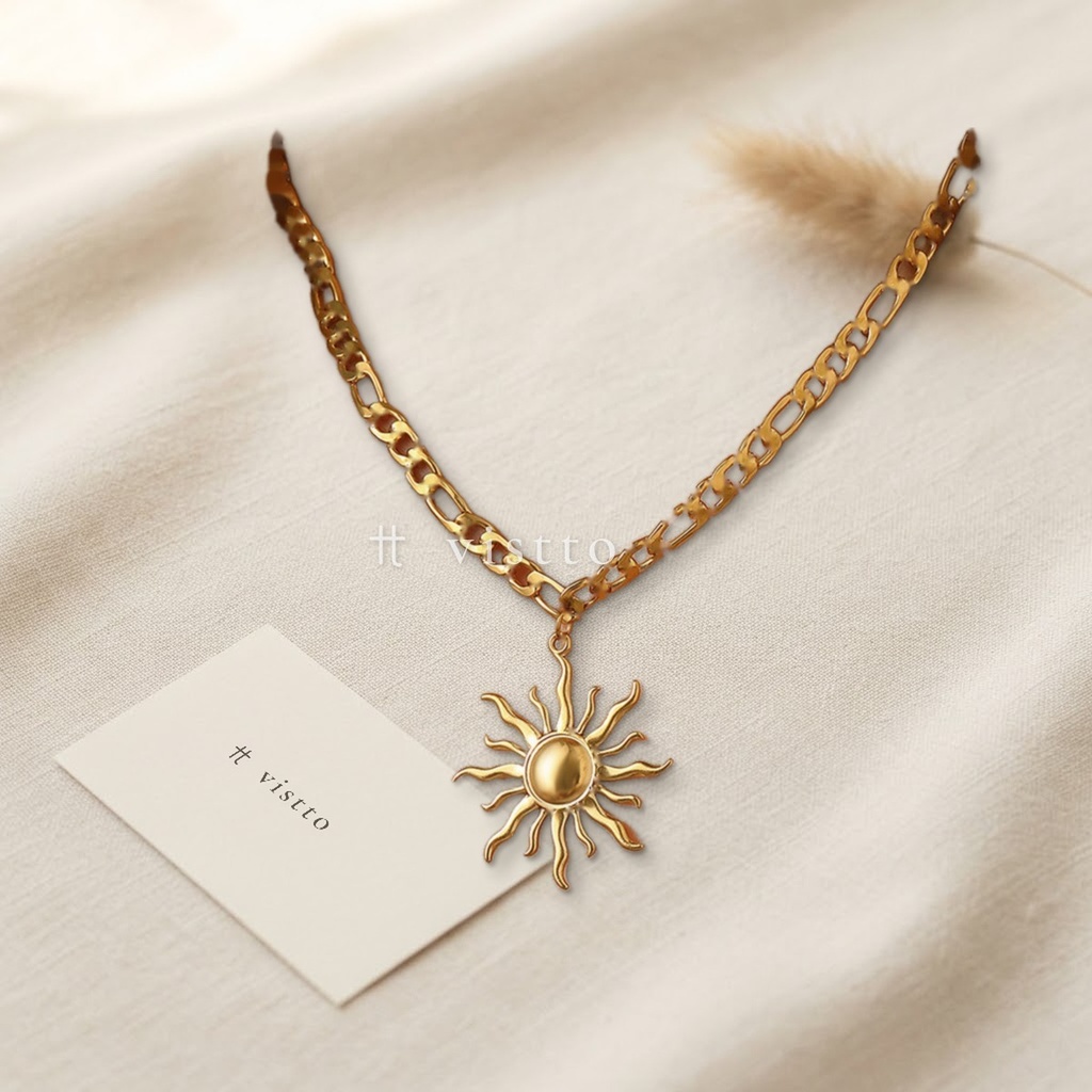 Collar dorado de cadena figaro con dije de sol de rayos ondulados y centro liso