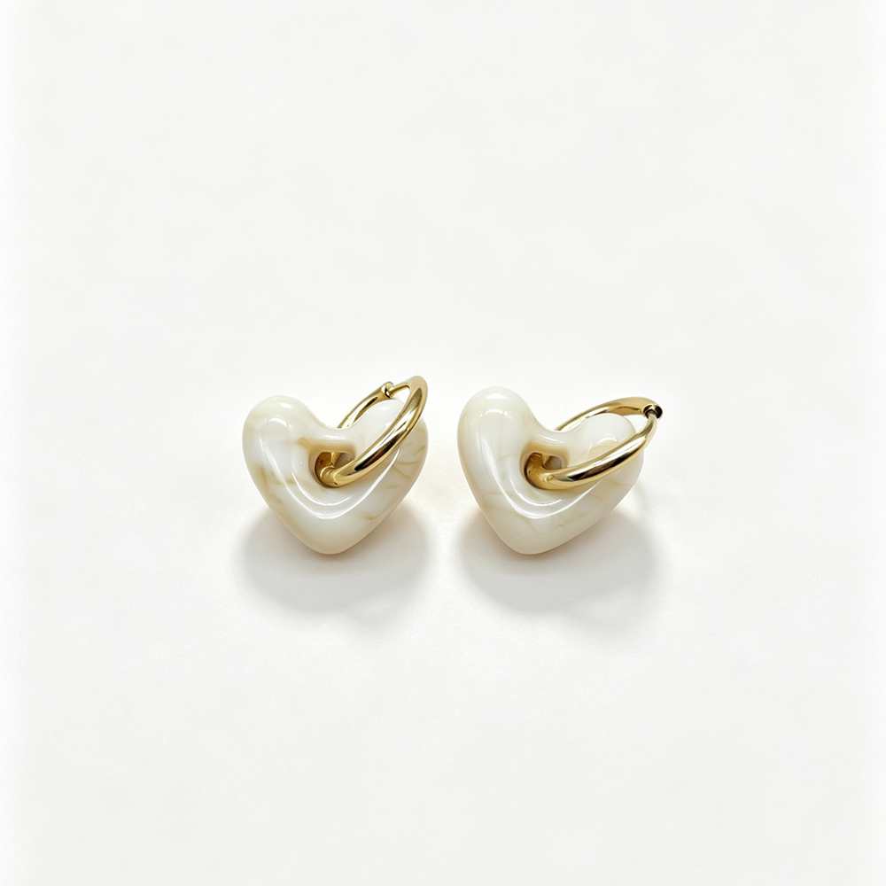 [Z49] Aretes con corazón de acero inoxidable 304 con recubrimiento PVD (Blanco · Blanco lechoso)
