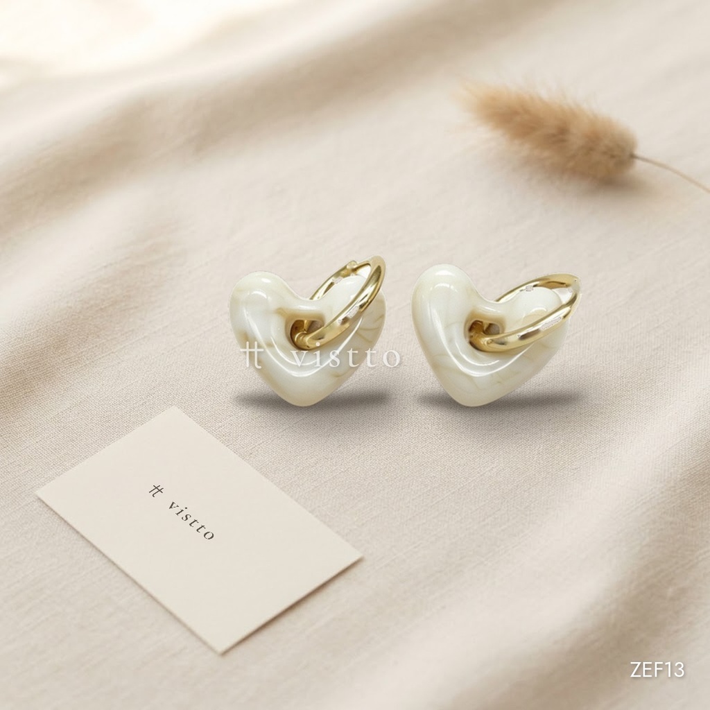Zarcillos dorados de argolla fina, corazón de resina marfil