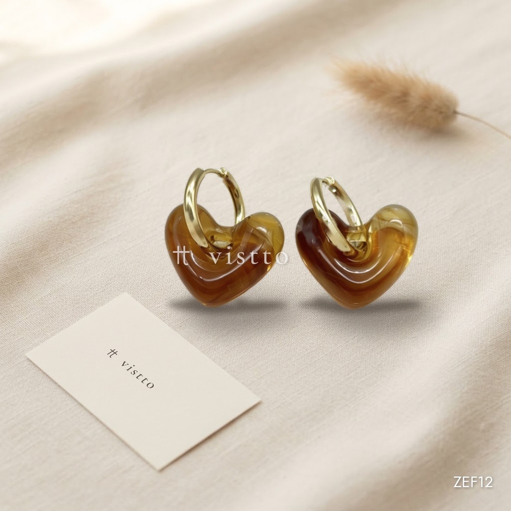 Zarcillos dorados de argolla fina, corazón de resina ámbar