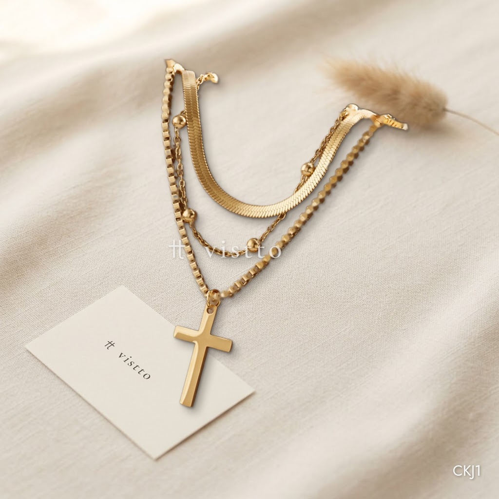 Collar dorado, tres capas de cadenas con cruz lisa