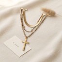 Collar dorado en capas de tres cadenas de distinto diseño, con dije de cruz lisa colgando de la más larga