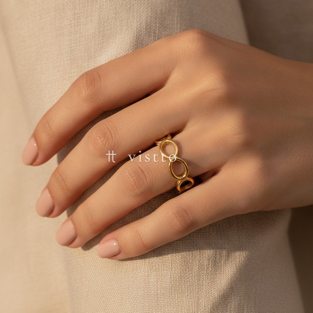 Anillo dorado fino y abierto, diseño de eslabones ovalados calados con acabado liso y brillante
