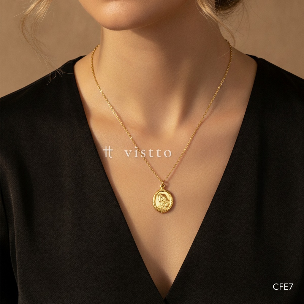 Collar dorado, medallón ovalado martillado con perfil femenino