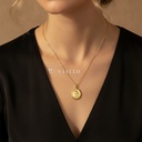 Collar dorado de cadena fina con medallón ovalado de borde martillado y perfil femenino en relieve