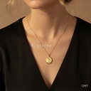 Collar dorado, medallón ovalado martillado con perfil femenino