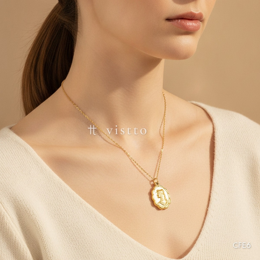 Collar dorado, medallón ovalado ondulado con perfil femenino