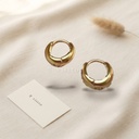 Zarcillos dorados de argolla huggie ancha y compacta con acabado liso brillante