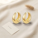 Zarcillos dorados huggie, argolla ovalada y abombada