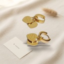 Zarcillos dorados de argolla huggie con dos dijes de corazón liso colgantes y grabado en el reverso