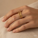 Anillo dorado abierto, triple banda ondulada martillada