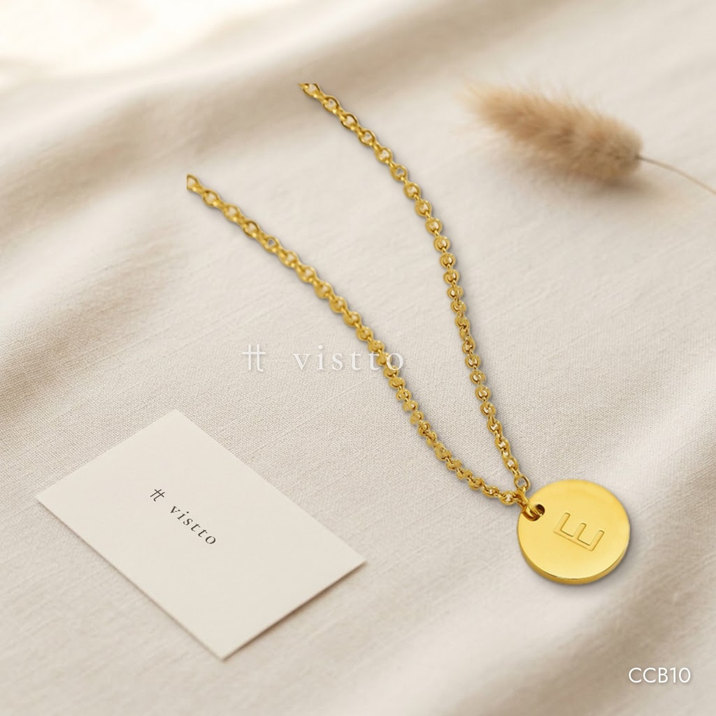 Collar dorado, cadena de eslabones con medalla de letra E