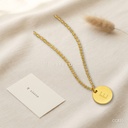 Collar dorado, eslabones con medalla de letra E