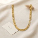 Collar dorado de cadena cubana gruesa, diseño de eslabones barbados con cierre de langosta y acabado liso y brillante