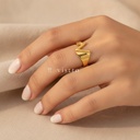 Anillo dorado ancho y abierto, diseño de banda lisa con motivo frontal de la letra A calada y acabado brillante