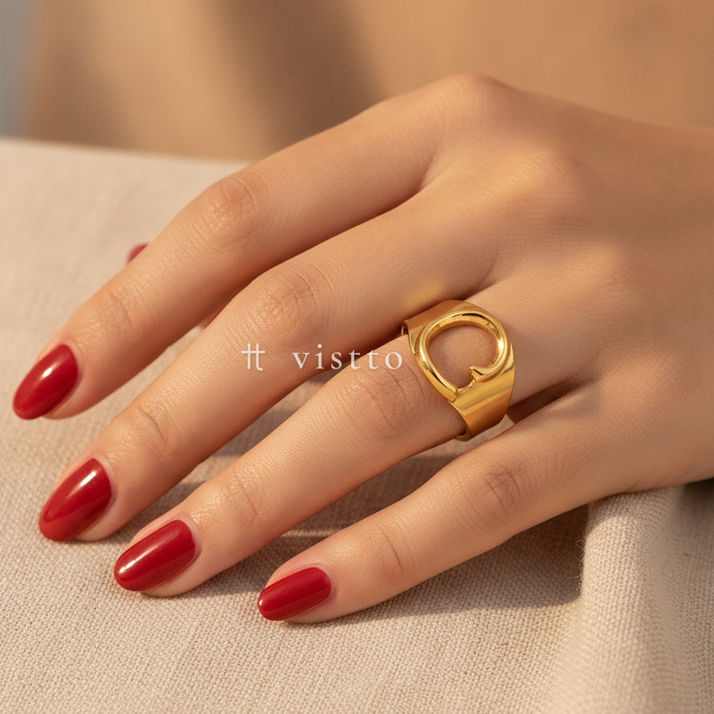 Anillo dorado ancho y abierto, diseño de banda lisa con motivo frontal de la letra C calada y acabado brillante
