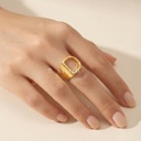 Anillo dorado ancho y abierto, diseño de banda lisa con motivo frontal de la letra D calada y acabado brillante