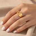Anillo dorado abierto, banda lisa con letra E
