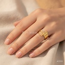 Anillo dorado abierto, banda lisa con letra F