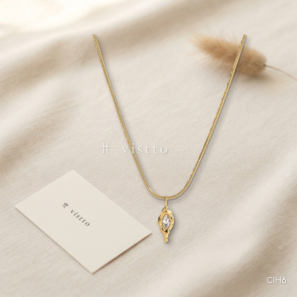 Collar dorado, serpiente fina con dije orgánico y circonia