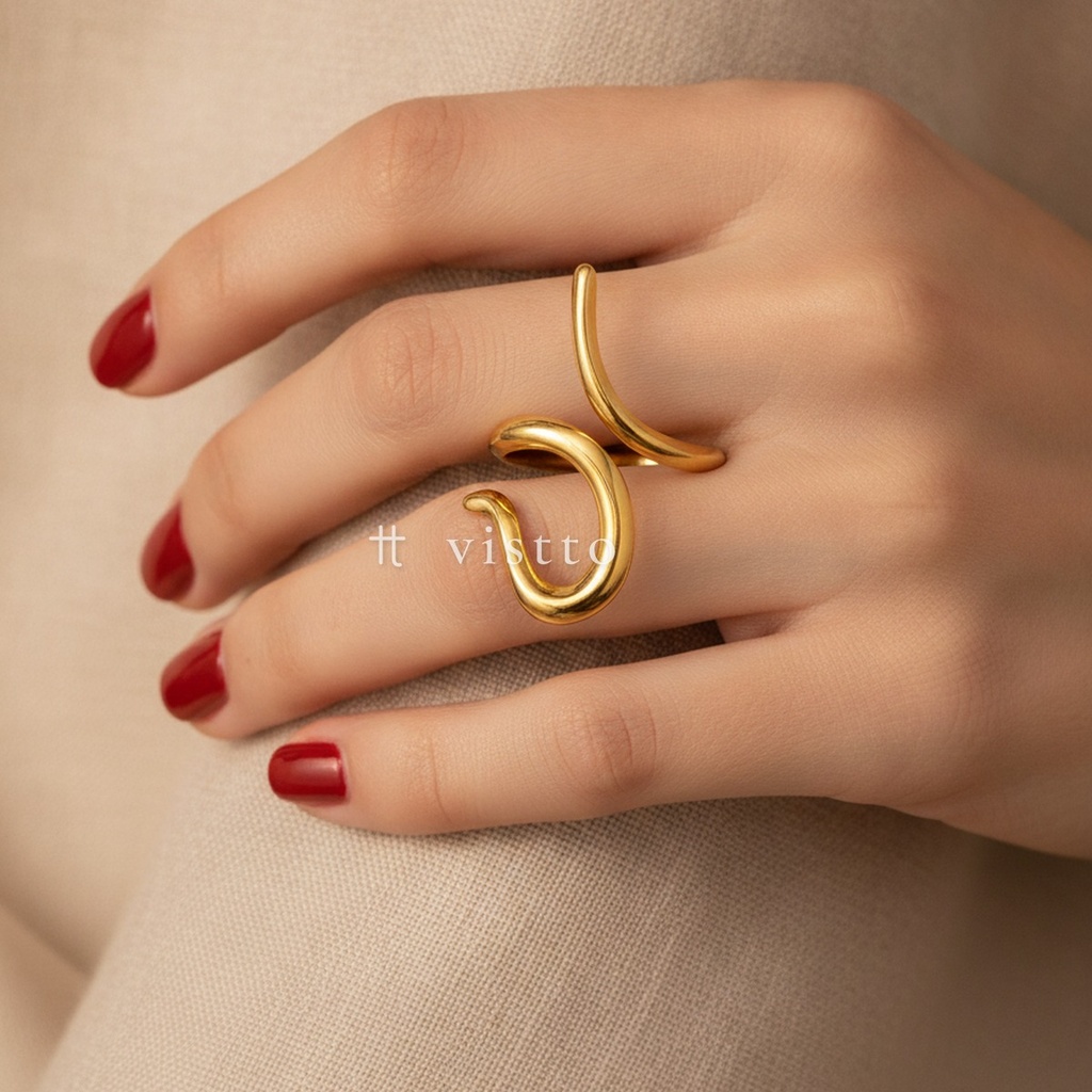 Anillo dorado fino y abierto, diseño envolvente de dos curvas cruzadas con acabado liso y brillante
