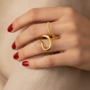 Anillo dorado fino y abierto, diseño envolvente de dos curvas cruzadas con acabado liso y brillante