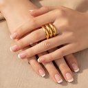 Anillo dorado ancho y abierto, diseño de tres bandas abombadas con acabado liso y brillante