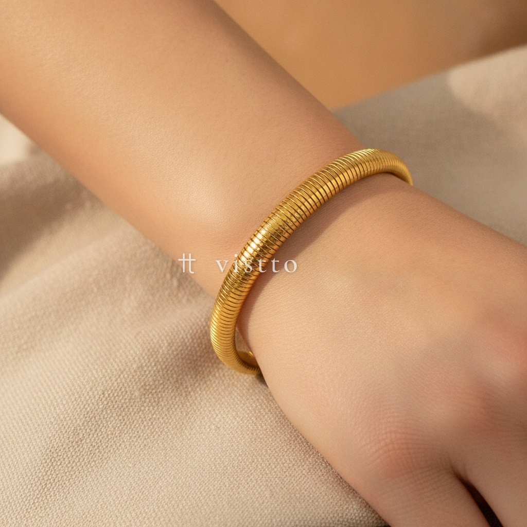 Pulsera dorada de grosor estándar, diseño flexible de malla acanalada tipo serpiente sin cierre y acabado brillante