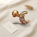 Zarcillos dorados de botón, diseño de media luna con tres circonias transparentes engastadas y cierre de rosca con bola