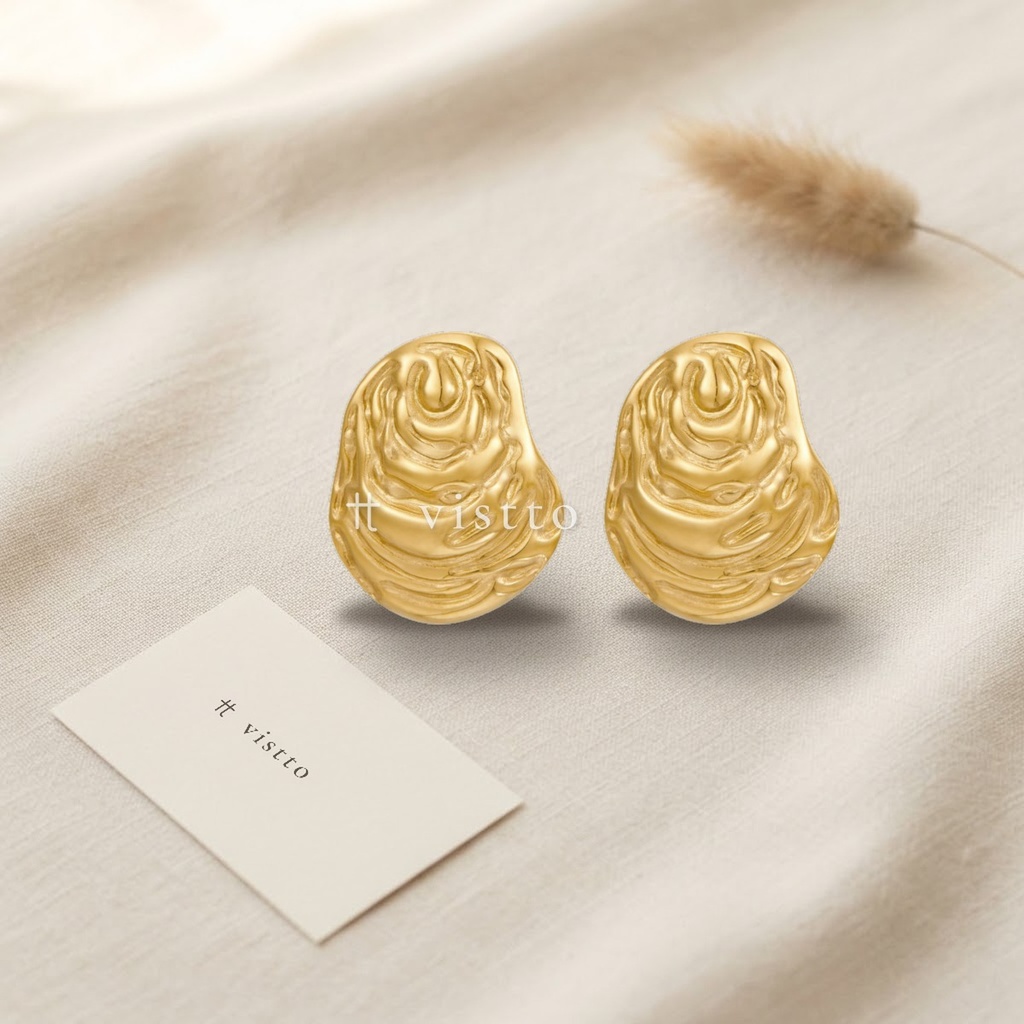 Zarcillos dorados de botón, diseño de placa oval irregular con relieve ondulado y acabado brillante