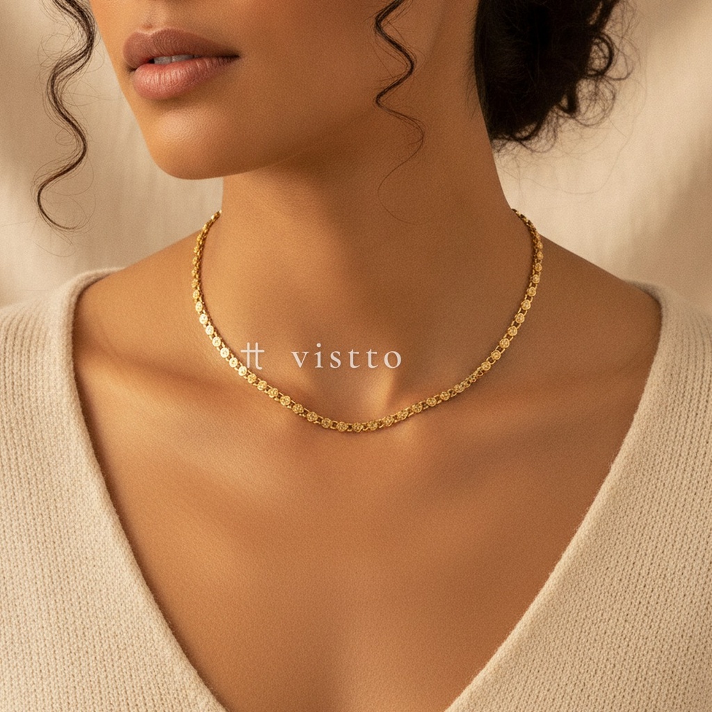 Collar dorado de cadena delgada de eslabones circulares y barras alternados, con pequeños motivos grabados y extensor