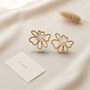 Zarcillos dorados de poste con diseño de flor de contorno calado y centro de pétalos blancos con perla artificial