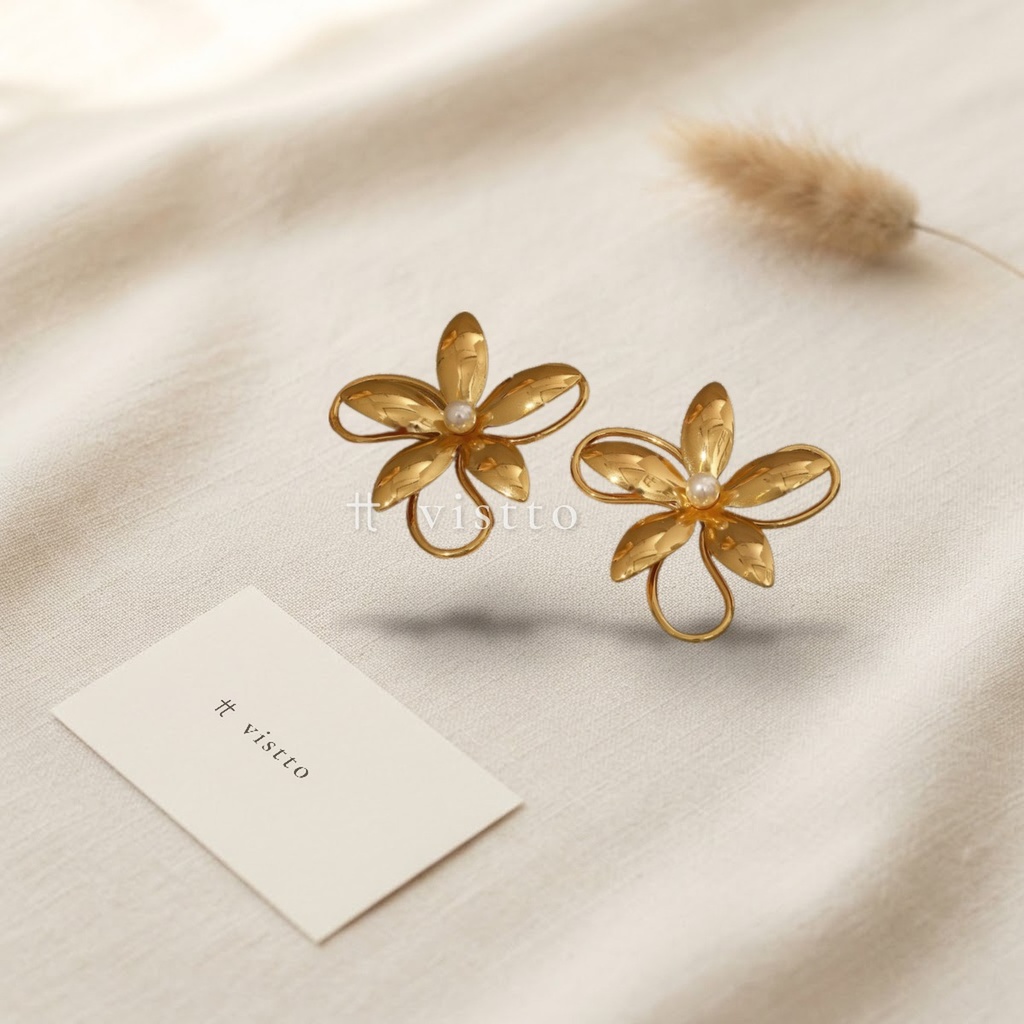 Zarcillos dorados de poste con diseño de flor de cinco pétalos con contornos calados y perla artificial central