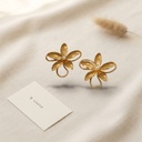 Zarcillos dorados de poste con diseño de flor de cinco pétalos con contornos calados y perla artificial central
