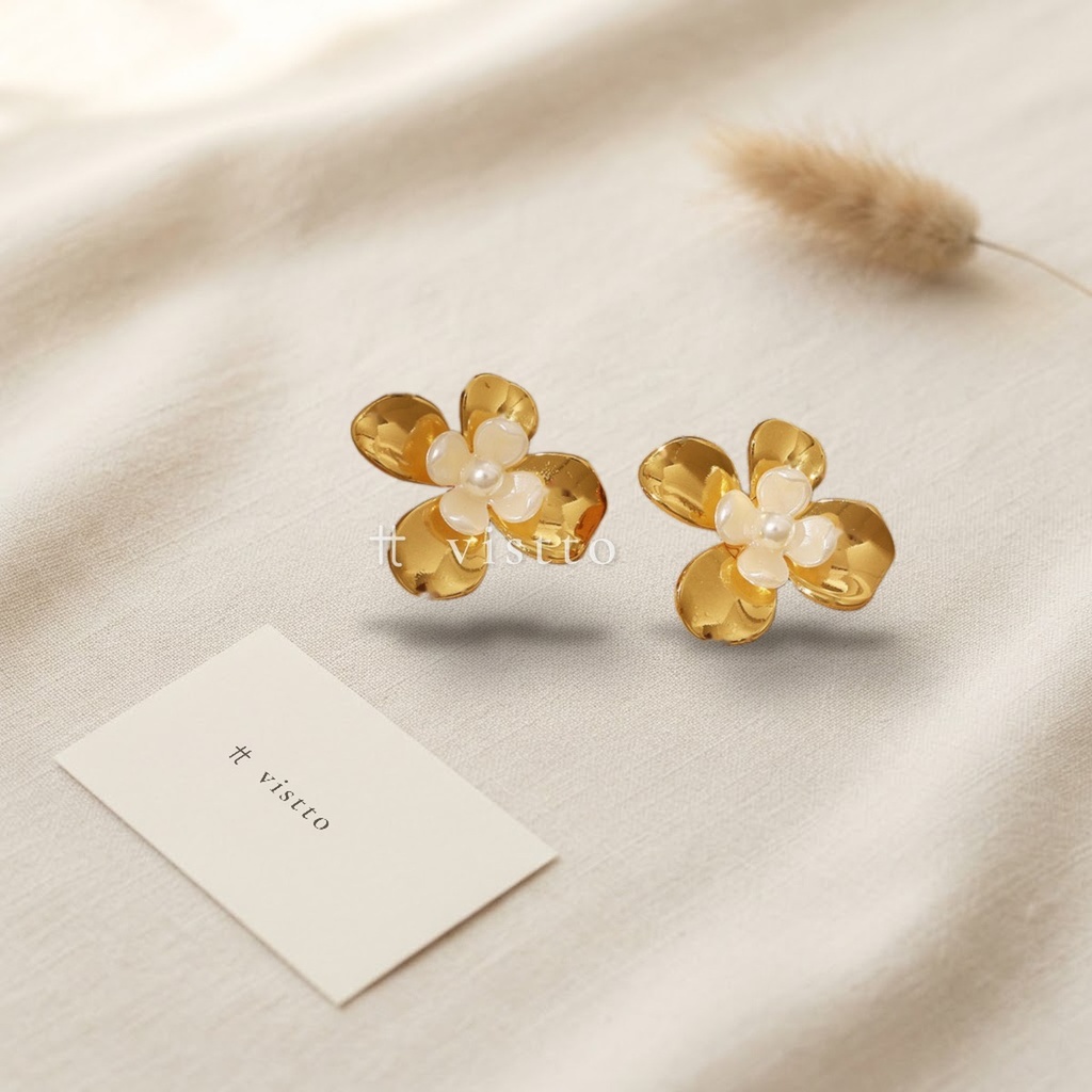 Zarcillos dorados de poste con diseño de flor de cuatro pétalos y centro de pétalos blancos con perla artificial