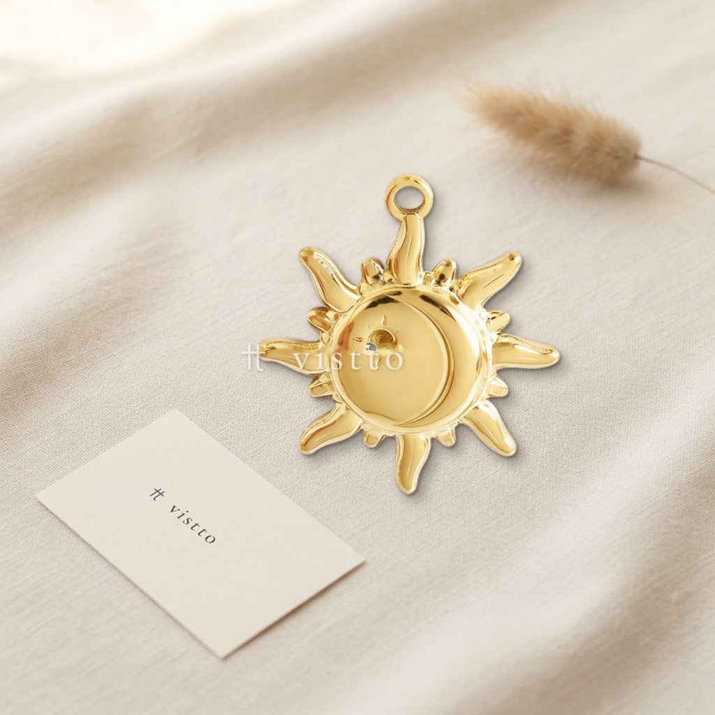 Dije dorado de sol con rayos ondulados, luna creciente y pequeña estrella en relieve al centro