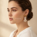 Zarcillos dorados con blanco nacarado, diseño de rosa metálica con colgante de flor de pétalos nacarados y perla artificial, con poste
