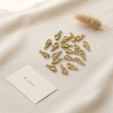 Dije dorado en forma de caracol marino con espiral en relieve y argolla superior para colgar