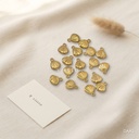 Dije dorado, concha de abanico acanalada con argolla