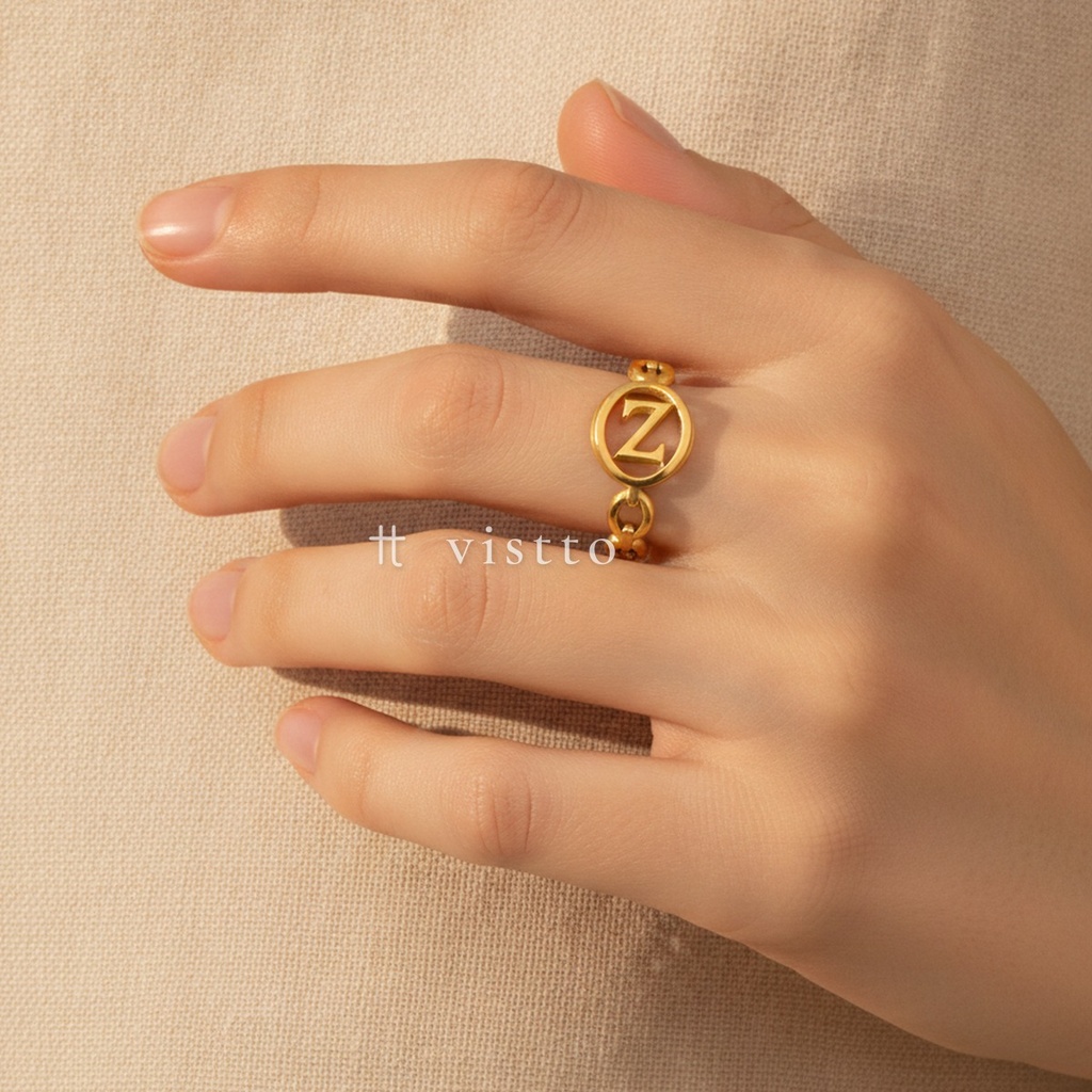 Anillo dorado abierto, ovalados con central de letra Z