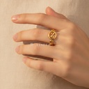 Anillo dorado abierto, ovalados con central de letra Z