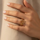Anillo dorado abierto, ovalados con central de letra V