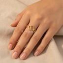 Anillo dorado fino y abierto, diseño de banda de eslabones con medallón ovalado calado y letra Y central, acabado liso y brillante