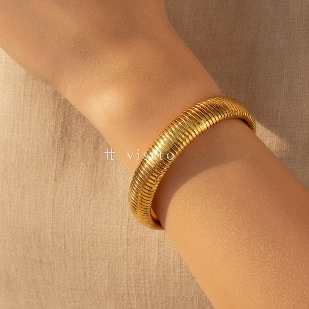 Pulsera dorada ancha, diseño flexible de malla acanalada tipo serpiente sin cierre y acabado brillante