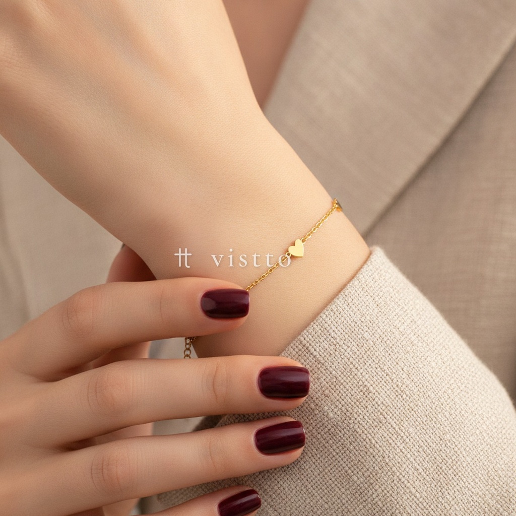 Pulsera dorada fina con cierre de langosta y extensor, diseño de cadena fina con tres pequeños corazones lisos