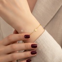 Pulsera dorada, cadena delgada con tres corazones pequeños