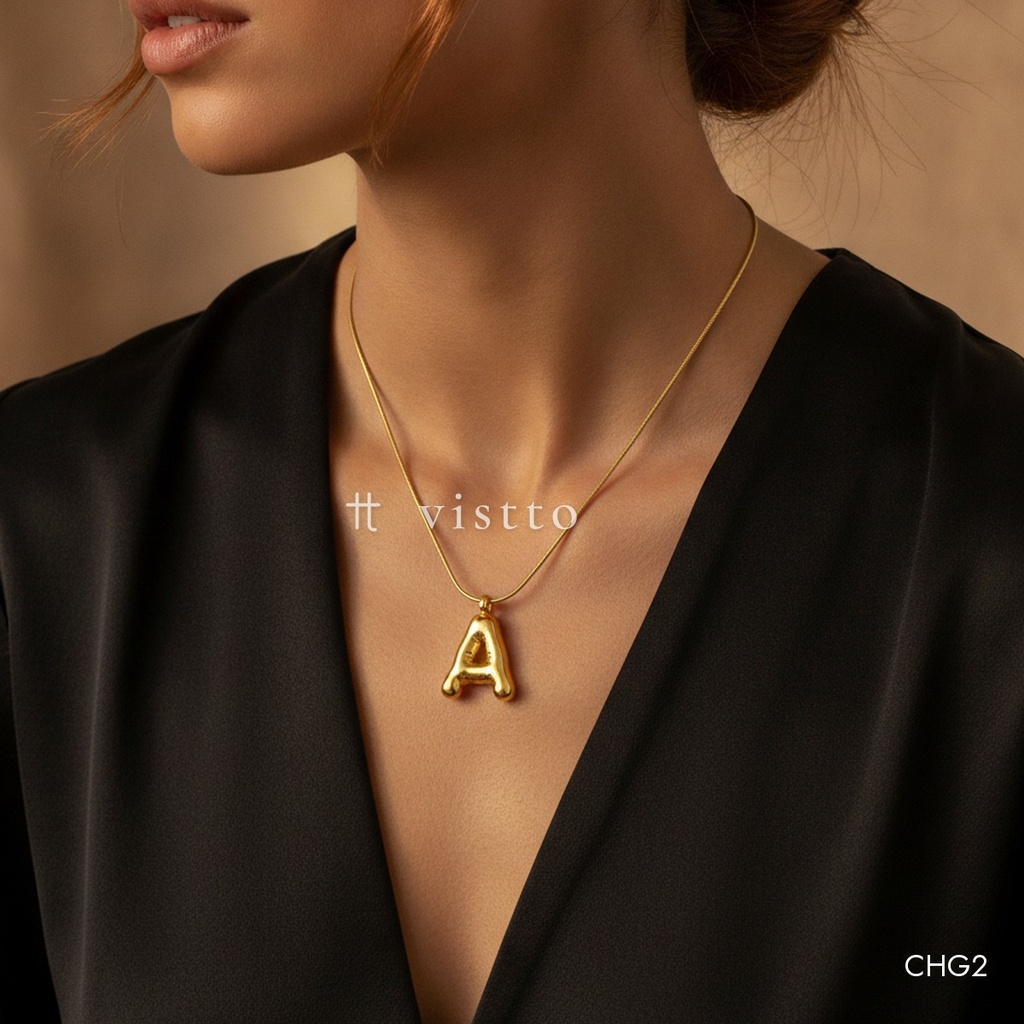 Collar dorado, serpiente con letra A abombada