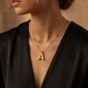 Collar dorado de cadena de serpiente con dije de inicial A abombada de efecto globo