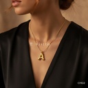 Collar dorado, serpiente con letra A abombada